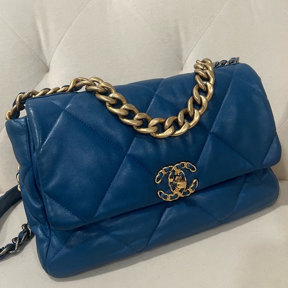 CHANEL Blue Flap 19 Quilted Lambskin Bag with Gold Hardware - Picture 3 of 13